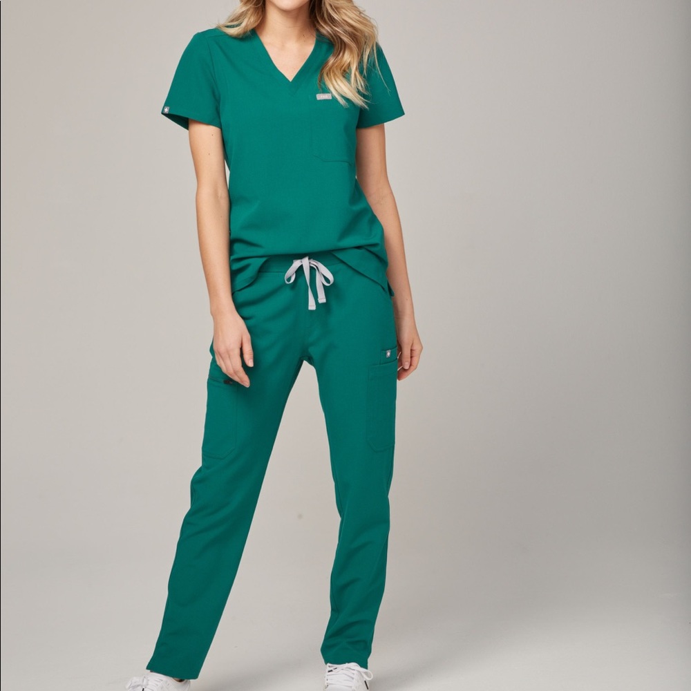 ISO 💚Hunter Green Figs Scrubs 💚